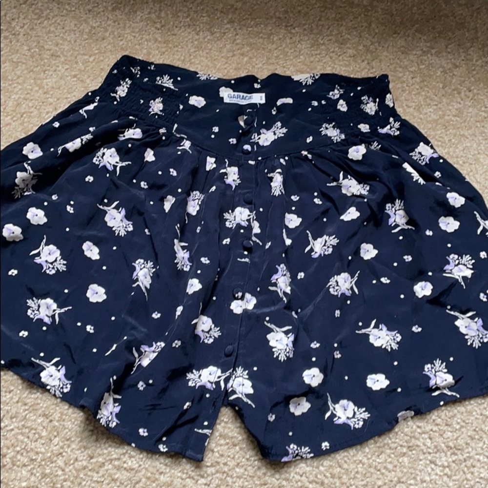 Garage skirt with buttons and flowers
